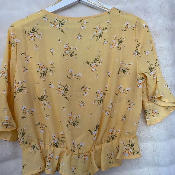 Beautiful floral top - Picture 2 of 2